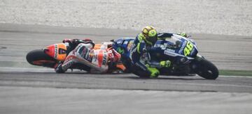 Márquez cae tras el impacto de Rossi en Sepang.