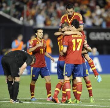 Los jugadores españoles celebran el 1-0.