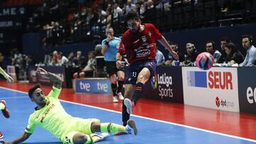 Eric Martel intenta zafarse de Joselito durante el partido de Copa de Espa&ntilde;a de F&uacute;tbol Sala entre Barcelona y Osasuna Magna.