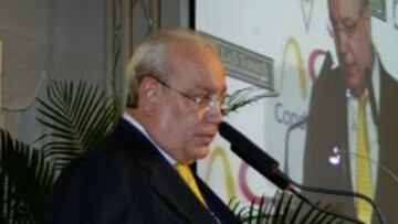 <b>MENSAJE A LA TROPA. </b>Jesús Samper tira de experiencia y 'vende' confianza en la salvación.