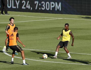 Multitudinario entrenamiento del Real Madrid a puerta abierta