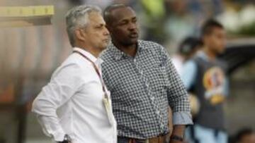 Reinaldo Rueda en compañía de sus asistente técnico, Bernardo Redín.