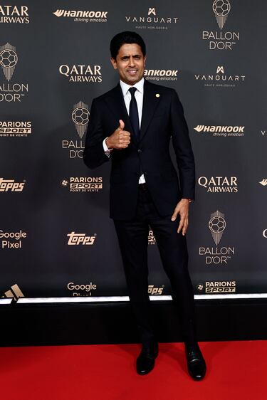 El presidente catarí del Paris Saint Germain, Nasser al-Khelaifi, posa a su llegada antes de la ceremonia de entrega del Balón de Oro 2025.