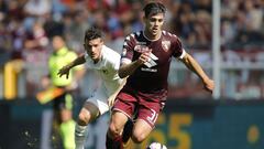 Lucas Boy&eacute;, delantero del Torino, conduce el bal&oacute;n en un partido de la Serie A italiana.