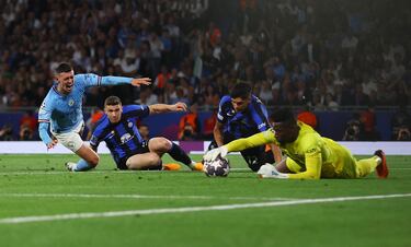 Phil Foden, en una gran jugada personal, dispara cruzado en el mano a mano con André Onana y detiene el balón el guardameta del Inter.