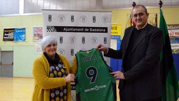 La alcaldesa de Badalona Dolors Sabaté y el presidente del Club Joventut Juanan Morales en la presentación del acuerdo.