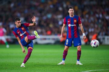 3-0. Ferran Torres marca de falta directa. El delantero azulgrana golpea con el interior del pie,  supera a la barrera por fuera y manda el balón al lado izquierdo de la portería de Francisco Vieites.