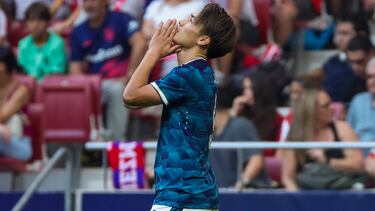 Ueda celebra su gol al Atlético de Madrid.