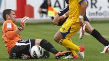 <b>SEGURO. </b>Luis García sale ante la llegada de Kike López.