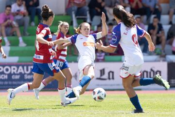 Disputa de balón entre las jugadoras del Eibar y las del Granada durante el encuentro de la última jornada en Primera RFEF Femenina