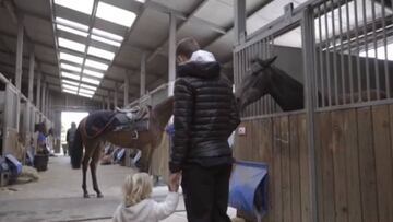 Griezmann muestra su gran pasión a su pequeña hija Mia.