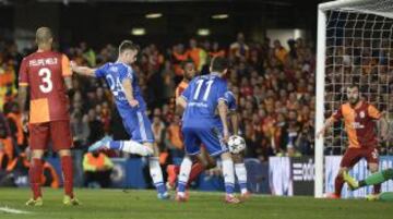 El jugador del Chelsea Gary Cahill (d) anota un gol ante el Galatasaray durante el partido de octavos de final de la Champions League disputado en el estadio Stamford Bridge.