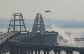 El Puente de Crimea es el más largo de Europa y uno de los más estratégicos del continente. La NAK, Comité Nacional Antiterrorista de Rusia, ha informado de una explosión de un camión la cual ha provocado el incendio de varios tanques.