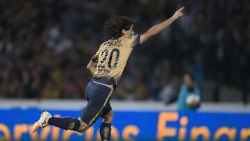 Mart&iacute;n Bravo festeja un gol con los Pumas