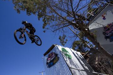 Valparaiso, 11 febrero 2018.
Decimosexta version del Red Bull Valparaiso Cerro Abajo, principal carrera de descenso urbano en Chile, realizada entre calles, escaleras y callejones de la ciudad puerto.
Cristian Rudolffi/Photosport.