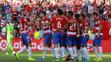 GRAF737. GRANADA, 28/09/2019.- Los jugadores del Granada celebran el primer gol del equipo andaluz durante el encuentro correspondiente a la séptima jornada de primera división que disputan esta tarde frente al Leganés en el estadio N