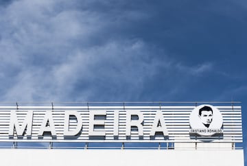 Cristiano, muy feliz en el aeropuerto de Madeira