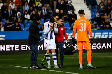 Raba, hundido y lesionado, al poco de marcar el 1-0 de penalti para el Leganés. Se rompió en el golpeo. 