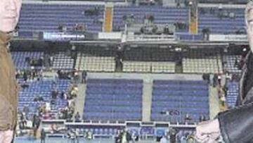 <b>CUARENTA AÑOS NO SON NADA. </b>Landa, autor de los dos goles béticos que eliminaron al Madrid en 1966, ayer en el Bernabéu junto a Delmás: Landa es socio del Madrid.