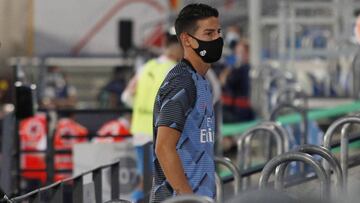 James Rodríguez en el banco ante el Valencia