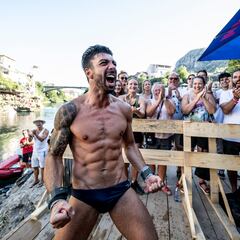 Carlos Gimeno salta desde una plataforma para adultos