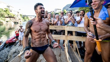 Carlos Gimeno salta desde una plataforma para adultos