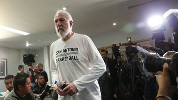 MEX55. CIUDAD DE M&Eacute;XICO (M&Eacute;XICO), 13/01/2017.- El entrenador de los Spurs de San Antonio, Gregg Popovich, participa hoy, viernes 13 de enero de 2017, en una rueda de prensa previa al partido de baloncesto de la NBA de ma&ntilde;ana ante Suns de Phoenix, en Ciudad de M&eacute;xico (M&eacute;xico). EFE/Jos&eacute; M&eacute;ndez