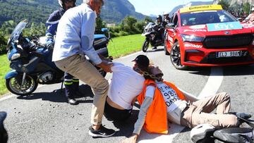 Unos activistas detienen la d¨¦cima etapa del Tour