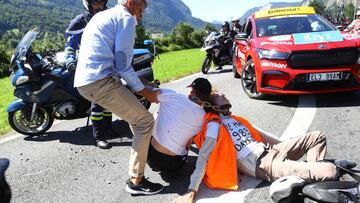 Unos activistas detienen la décima etapa del Tour