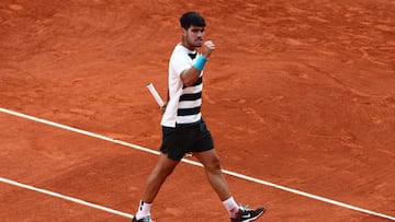 Spain's Carlos Alcaraz reacts after winning a game during his men's singles final match against Italy's Jannik Sinner on day 15 of the French Open tennis tournament on Court Philippe-Chatrier at the Roland-Garros Complex in Paris on June 8, 2025. (Photo by Thibaud MORITZ / AFP)