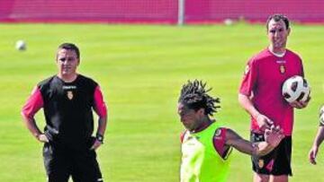 <b>ESTRENO. </b>De Guzmán golpea el balón durante una sesión de entrenamiento del Mallorca.