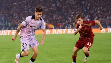 Rome (Italy), 26/09/2024.- Athletic's Benat Prados (L) in action against AS Roma's Tommaso Baldanzi during the UEFA Europa League soccer match between AS Roma and Athletic Club Bilbao, in Rome, Italy, 26 September 2024. (Italia, Roma) EFE/EPA/FABIO FRUSTACI