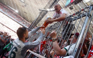 Con trofeo y cerveza en mano Bayern y James celebran el título