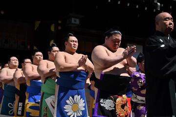 Los mejores luchadores de sumo participan en el 'Honozumo', una exhibición anual ante miles de espectadores en el Santuario Yasukuni.