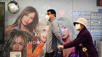 People walk inside a shopping mall in Lima on June 22, 2020, during the COVID-19 coronavirus pandemic. - Peru began the reopening of the shopping malls on Monday, when the country celebrates 99 days of confinement and the confirmed cases of COVID-19 almost reach 255,000, in an attempt to accelerate the reactivation of the economy, which fell 40% year-on-year in April. (Photo by Ernesto BENAVIDES / AFP)