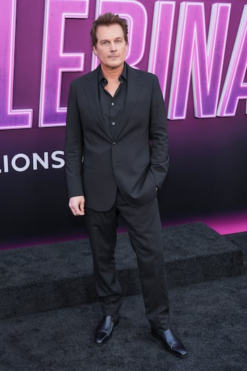Len Wiseman posa en la alfombra roja del estreno de la película "Ballerina" en Los Ángeles, California.