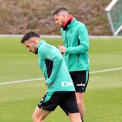 Sancet y Vivian siguen al margen del grupo en Lezama