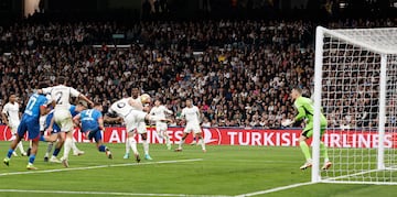 1-1. Centro desde la derecha de David Raum y Willi Orban, remata de cabeza al lado izquierdo de la portería de Andriy Lunin.