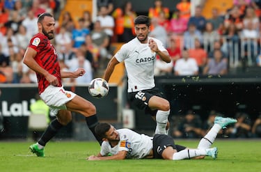 Diakhaby se lesiona y Cenk debuta con el Valencia