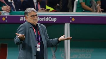 GR6023. LUSAIL (CATAR), 26/11/2022.- El seleccionador de México Gerardo Martino dirige hoy, en un partido de la fase de grupos del Mundial de Fútbol Qatar 2022 entre Argentina y México en el estadio de Lusail (Catar). EFE/ Alberto Estevez