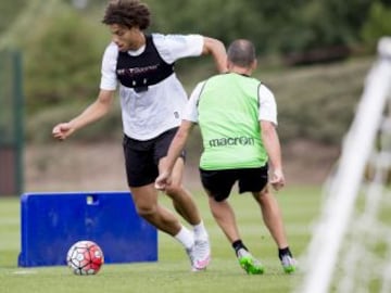 Carlos Sánchez entrena de cara al inicio de la Premier