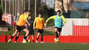 21-02-25. GASPAR CONDUCE EL BALÓN EN EL ENTRENAMIENTO DEL SPORTING EN MAREO.