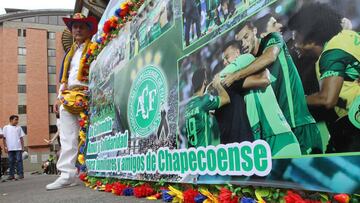 Homenaje a los fallecidos del Chapecoense.