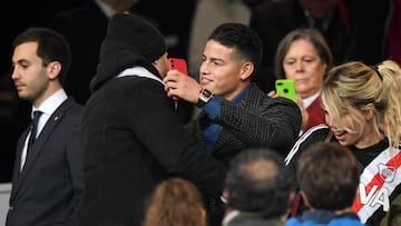 James Rodríguez saluda a Mauro Icardi