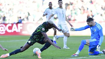 Marrakesh (Morocco), 10/01/2026.- Nigeria's Victor Osimhen (L) and Algeria's goalkeeper Luca Zidane (R) in action during the CAF Africa Cup of Nations 2025, quarter final match between Algeria and Nigeria in Marrakesh, Morocco, 10 January 2026. (Marruecos) EFE/EPA/JALAL MORCHIDI