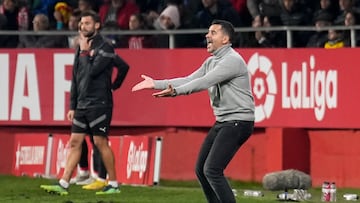 GIRONA, 29/12/2022.- El entrenador del Girona, Míchel, durante el partido de LaLiga entre el Girona y el Rayo Vallecano, este jueves en el estadio de Montilivi, en Girona. EFE/David Borrat.