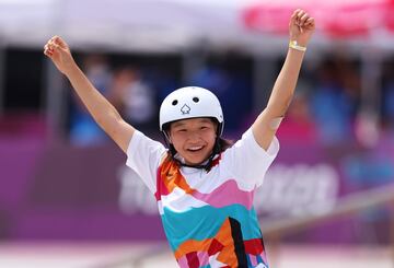 La skater japonesa de 13 años, Momiji Nishiya, se convirtió en una de las medallistas de oro más jóvenes en la historia de los Juegos Olímpicos al ganar la final inaugural de calle femenina.