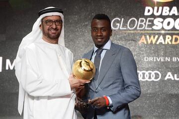 El jugador de la Juventus Blaise Matuidi con el trofeo premio a la Mejor Carrera.