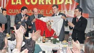 <b>FESTIVO. </b>Los 93 peñistas de La Corrida celebraron por todo lo alto su puesta de largo junto a Del Nido.