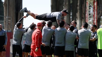 Toluca casi se queda sin técnico: ‘Turco’ Mohamed vive “salvaje” festejo de cumpleaños